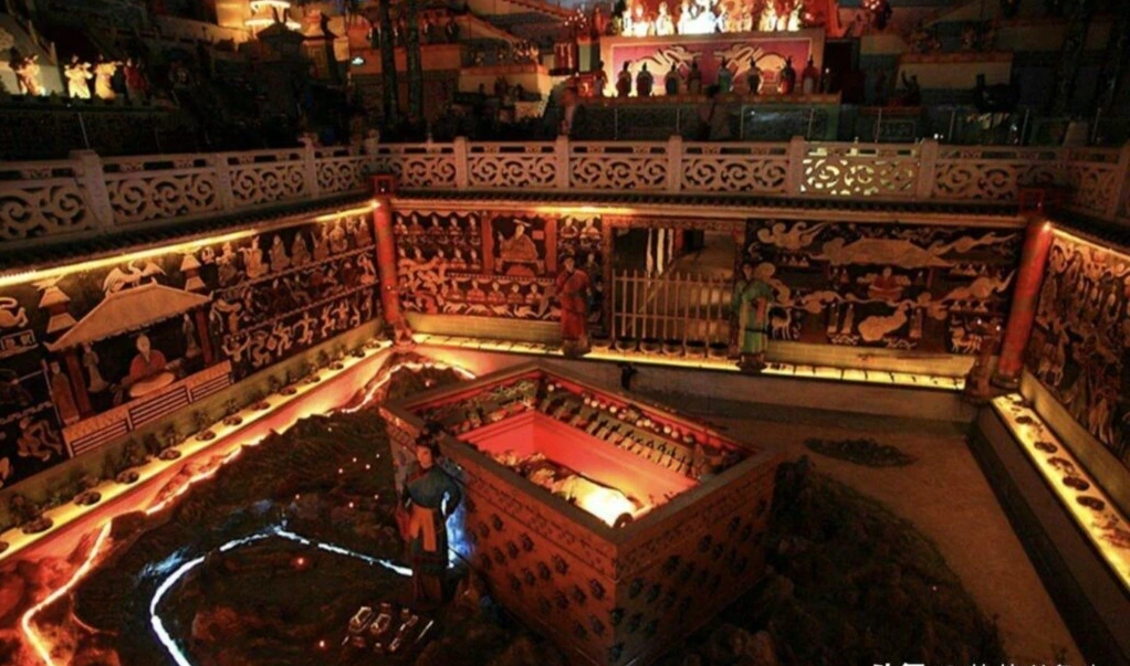 Theo ghi chép và nghiên cứu, trong lăng mộ có một lượng lớn thủy ngân, dùng làm cách ly và ngăn chặn trộm mộ. Khai quật có thể làm thủy ngân bay hơi và ảnh hưởng đến môi trường và sức khỏe cộng đồng dân cư xung quanh.