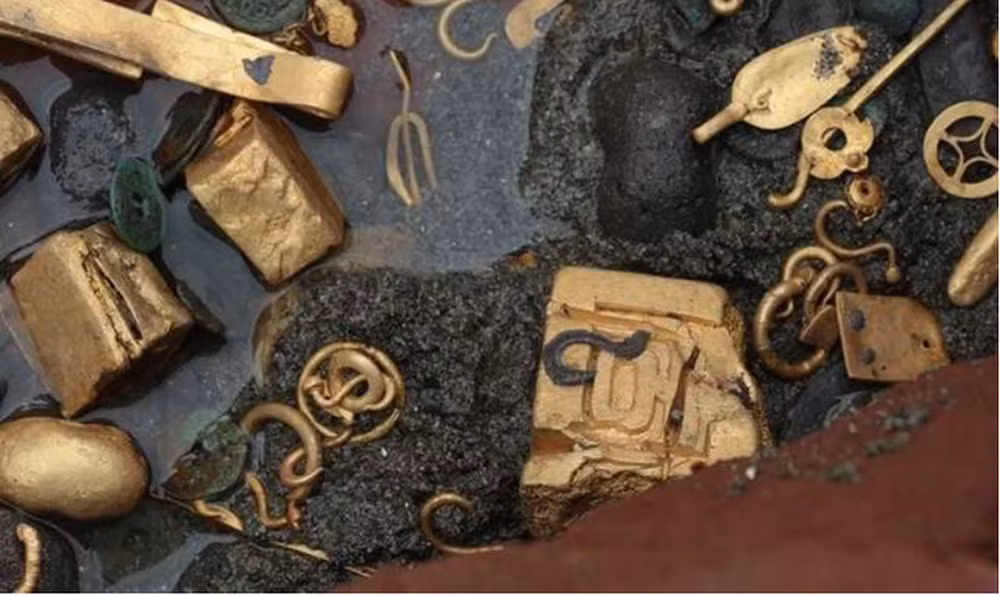 Khi khúc gỗ này được lật lên, những cục đá lạ rơi ra và phát ra ánh sáng lấp lánh. Các chuyên gia xác định rằng đó là đĩnh bạc và cho rằng đây có thể là " kho bảo vật" của nhà Minh.