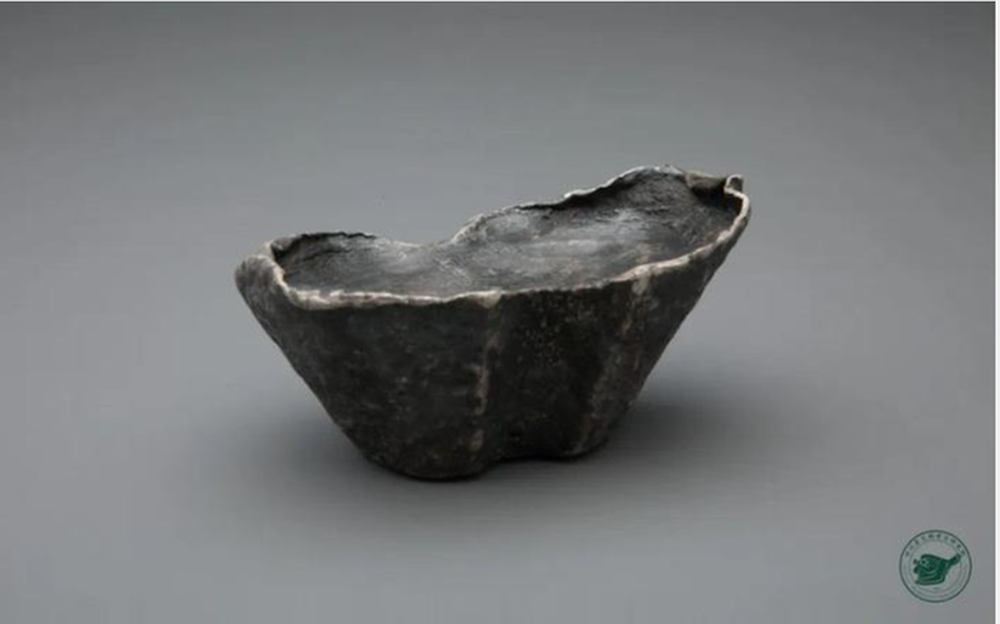 Sau khi phát hiện, thông tin về việc tìm thấy bạc lan rộng và nhiều người dân đã lặn xuống sông để tìm kiếm bảo vật.