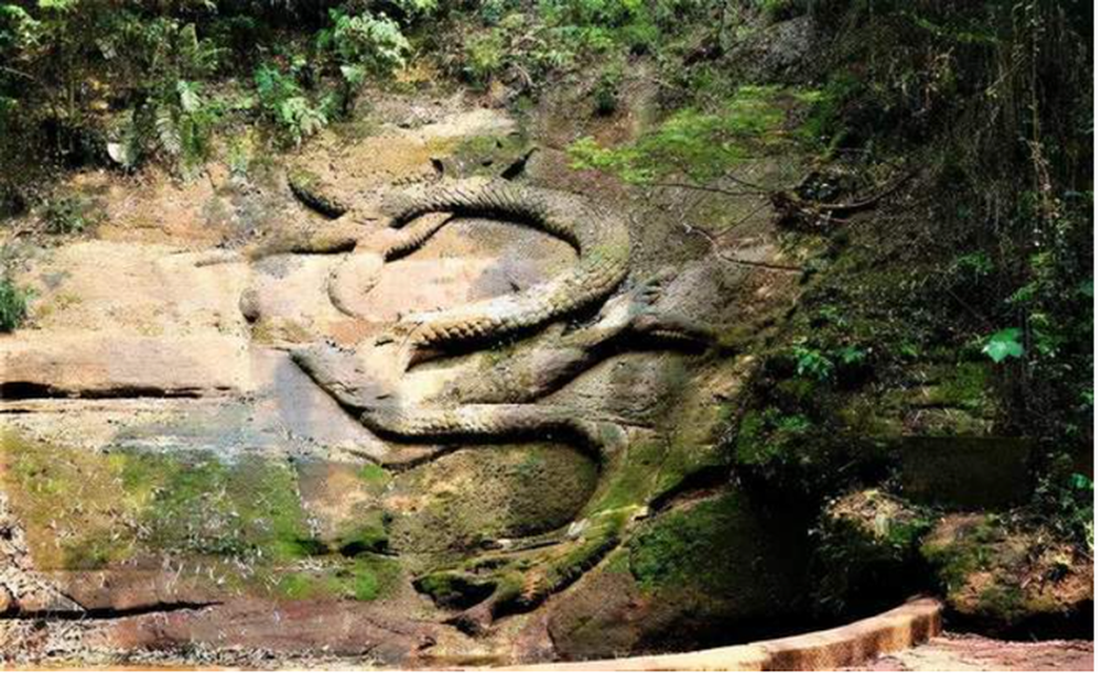 Dựa trên bài đồng dao và các manh mối, đội khảo cổ đã tìm thấy một khối đá hình rồng và một khối đá hình hổ gần khu vực sông Mân.