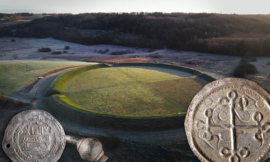 Trong kho báu còn có các đồng xu từ Đan Mạch, Ả Rập, Đức và món đồ trang sức từ Scotland hoặc Ireland.