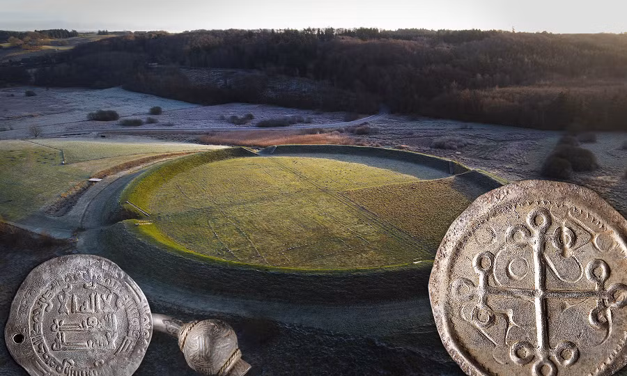 Trong kho báu còn có các đồng xu từ Đan Mạch, Ả Rập, Đức và món đồ trang sức từ Scotland hoặc Ireland.