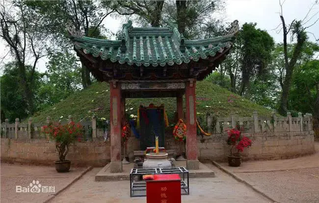 Còn về mộ Gia Cát Lượng, có nhiều giai thuyết và huyền thoại xung quanh nơi an nghỉ của ông. Một trong số đó là di thư Gia Cát Lượng để lại, dặn dò Lưu Thiện rằng khi mình mất, hãy đặt thi thể vào quan tài rồi cho 4 người lính khỏe mạnh khiêng đi mộ một mạch theo hướng nam.