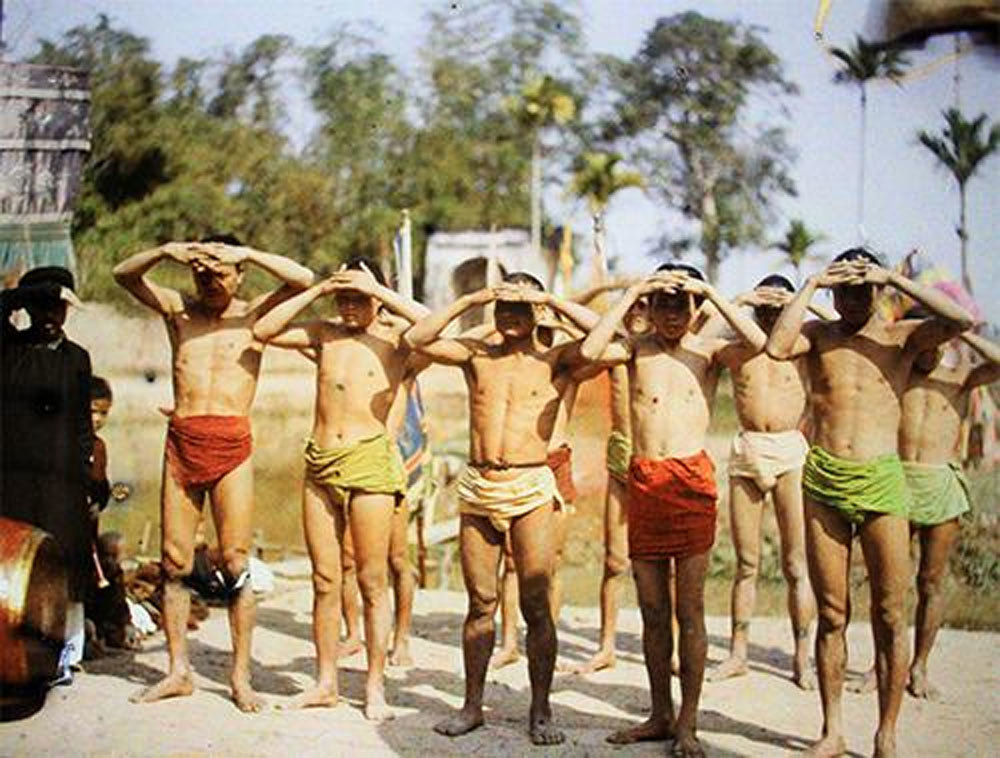 Các đô vật cúng Thành hoàng làng trước một trận đấu ở Xa La, Hà Đông.