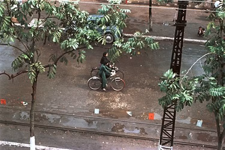 Đường phố Hà Nội thời kỳ này rất ít xe cộ.