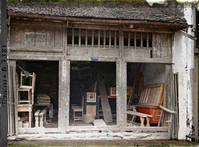 Một cửa hàng trên phố Hàng Hòm, 1915. Ngoài quan tài, nơi đây bán cả đồ nội thất bằng gỗ.