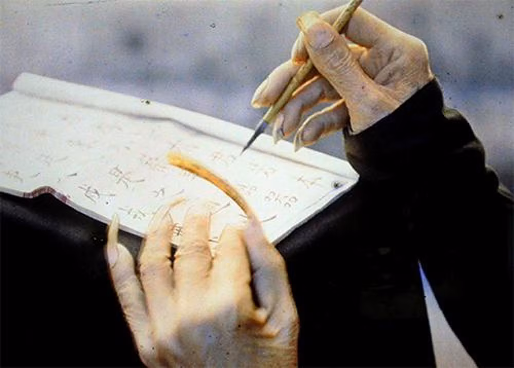 Bàn tay với những móng tay rất dài của một ông đồ Hà Nội.