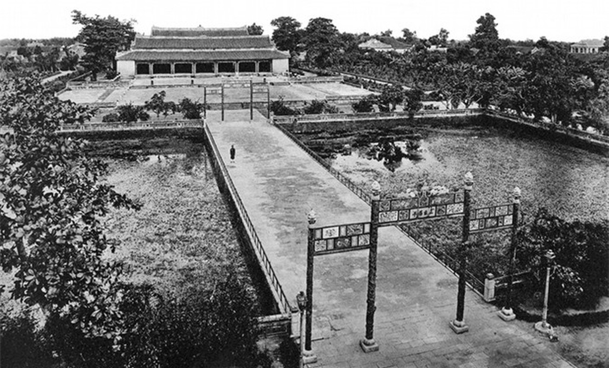 Nghi môn bằng đồng trước điện Thái Hòa, kinh thành Huế vào cuối thế kỷ 19. Thái Hòa là cung điện nằm trong khu vực Đại Nội, nơi đăng quang của 13 vua triều Nguyễn.