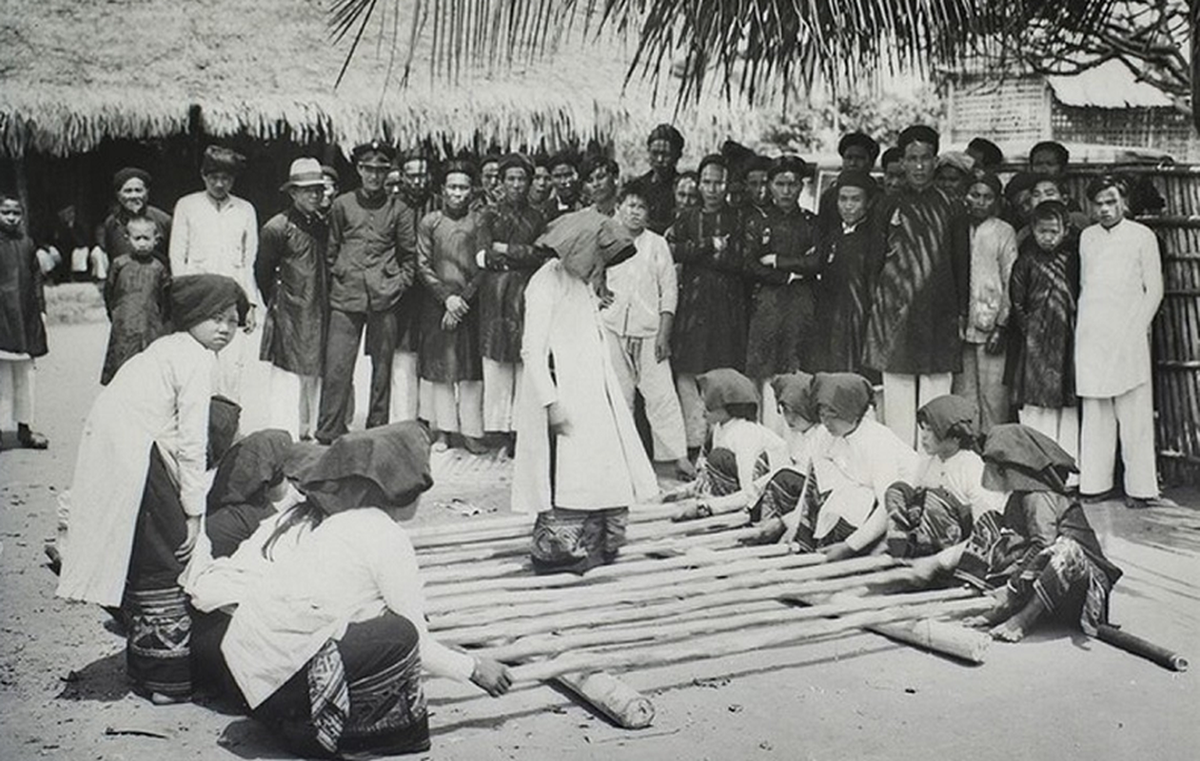 Những cô gái Thái nhảy sạp giới thiệu văn hóa đồng bào dân tộc Thái tại Quỳ Châu. Bức ảnh cho ta thấy được phần nào cuộc sống của người Việt Nam vào cuối thế kỷ 19.