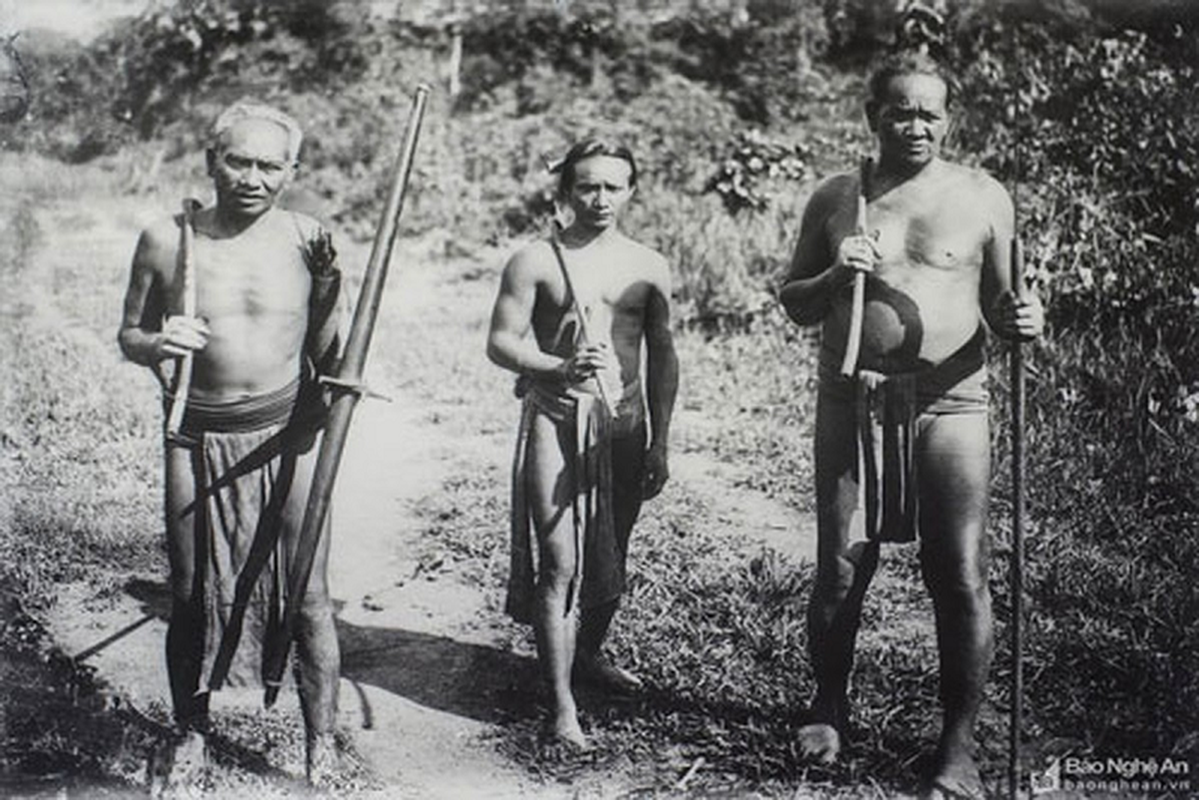 Hình ảnh 3 người đàn ông làm nghề săn bắn tại Mường Típ, Kỳ Sơn, Quỳ Châu, Tương Dương của tỉnh Nghệ An.