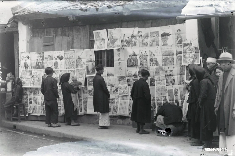 Cửa hàng bán tranh trên phố.