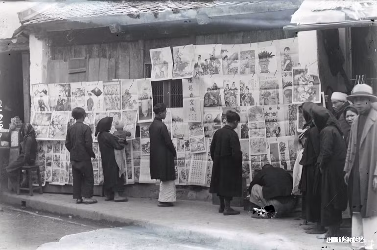 Cửa hàng bán tranh trên phố.