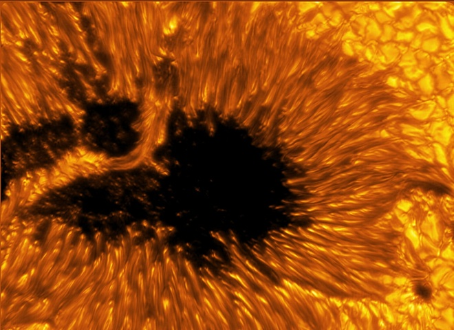 Khi Mặt Trời phun trào, nó có thể tạo ra các cực lớn của năng lượng và vật chất được gọi là vụ phun trào ở vành nhật hoa (CME). Những CME có thể trở thành cơn bão Mặt Trời và gây ra những tác động tiêu cực.