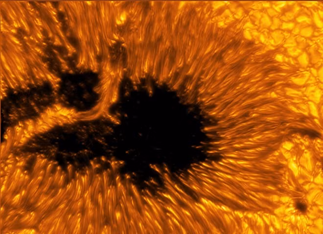 Khi Mặt Trời phun trào, nó có thể tạo ra các cực lớn của năng lượng và vật chất được gọi là vụ phun trào ở vành nhật hoa (CME). Những CME có thể trở thành cơn bão Mặt Trời và gây ra những tác động tiêu cực.