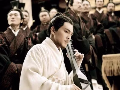 Theo sử ký của Tư Mã Thiên, Cao Tiệm Ly là người nước Yên, giỏi chơi đàn trúc. Khi đến nước Yên, Kinh Kha gặp gỡ Cao Tiệm Ly và trở thành bạn bè thân thiết.