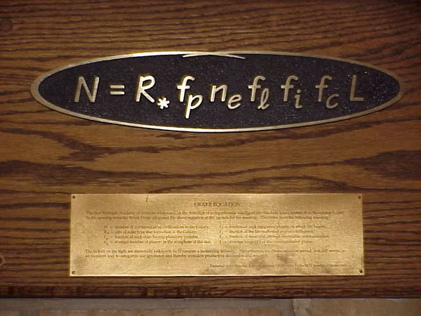 Nhà thiên văn học Frank Drake đã phát triển phương trình Drake để ước tính số lượng hành tinh có sự sống trong thiên hà. Ước tính cho thấy có hàng trăm, hàng ngàn hành tinh có sự sống tồn tại.