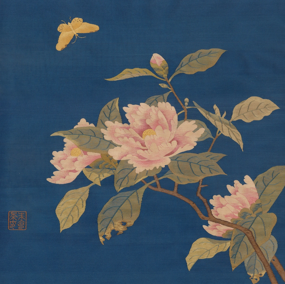 Khi đến, ông tình cờ phát hiện ra một bức họa thêu vô giá "Sơn trà kiệp điệp đồ" của Chu Khắc Nhu, mô phỏng theo phong cách dệt sợi tơ màu trên vải lụa thời Nam Tống, rất tinh xảo và sống động.