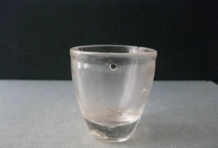 Ban đầu, các nhà khảo cổ học đã bị bối rối và phấn khích khi thấy một cái chén thủy tinh thời hiện đại xuất hiện trong một ngôi mộ cổ nghìn năm. Tuy nhiên, sau khi kiểm tra kỹ lưỡng, họ nhận ra rằng cái chén này thực sự được chế tác từ pha lê.