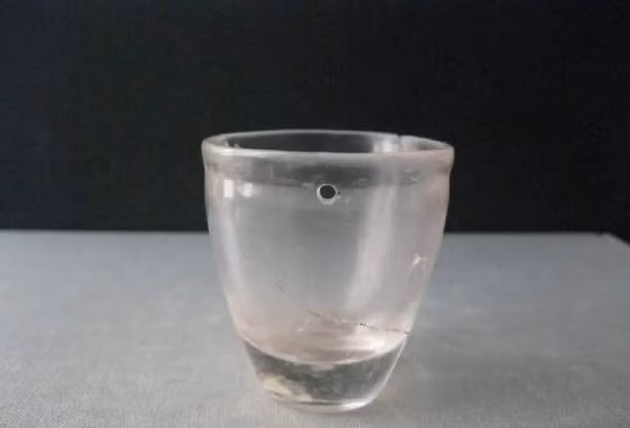 Ban đầu, các nhà khảo cổ học đã bị bối rối và phấn khích khi thấy một cái chén thủy tinh thời hiện đại xuất hiện trong một ngôi mộ cổ nghìn năm. Tuy nhiên, sau khi kiểm tra kỹ lưỡng, họ nhận ra rằng cái chén này thực sự được chế tác từ pha lê.