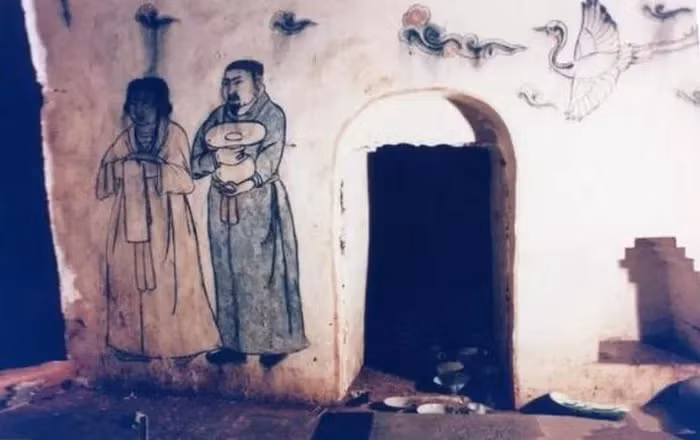 Năm 1986, một ngôi mộ cổ được khám phá tại Trung Quốc, các nhà khảo cổ học nhận thấy ngôi mộ này có nhiều sự khác biệt so với những ngôi mộ khác.