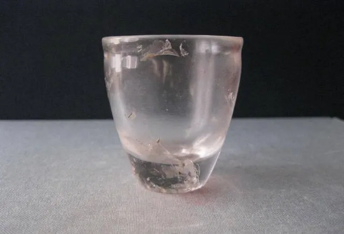 Trong số các bảo vật quý giá được tìm thấy, có một cái chén thủy tinh đeo dây chuyền vàng.