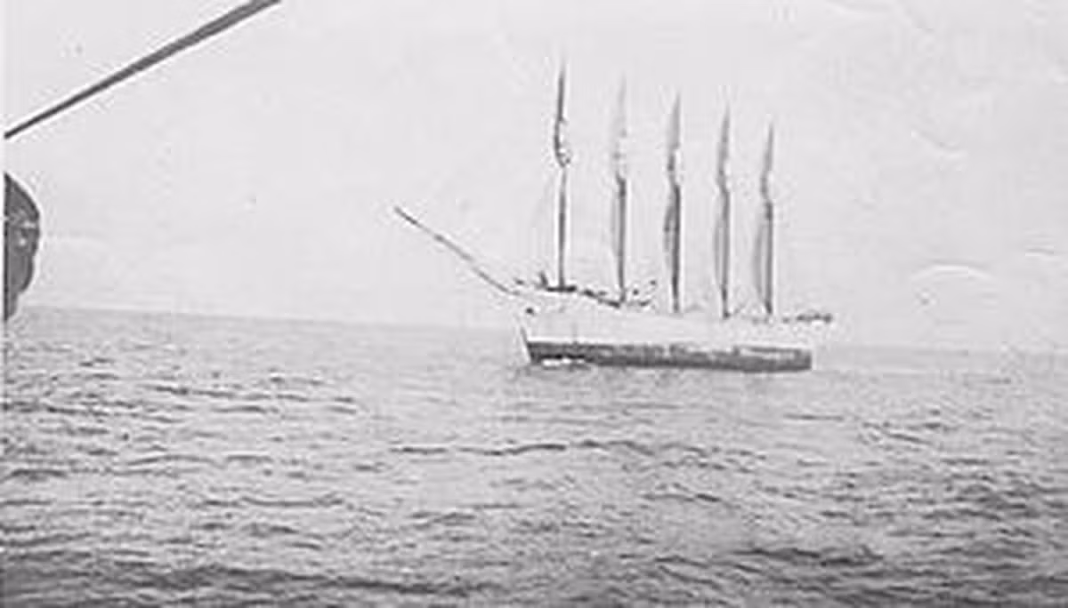 3. Con tàu ma bí ẩn Carroll A. Deering: Được biết đến là tàu chở hàng hóa thương mại lớn của Mỹ. Tuy nhiên, sau khi sự cố xảy ra, Carroll A. Deering đã biến thành con tàu nổi tiếng đáng sợ và bí ẩn trong lịch sử.