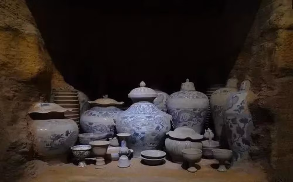 Người công nhân này đã nhìn thấy ánh sáng phản chiếu của một số đồ vật giống chai, lọ bên trong hố và đã báo cho các chuyên gia và cơ quan chức năng.