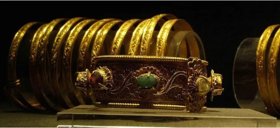 Có vàng, bạc, ngọc, đá quý, và đồ sứ. Số lượng và giá trị của các di vật rất lớn, với hơn 5.300 món đồ có giá trị cao.