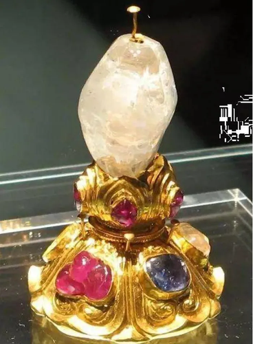 Giá trị của các món vàng, bạc và đá quý này ước tính lên đến hàng chục nghìn tỷ đồng.