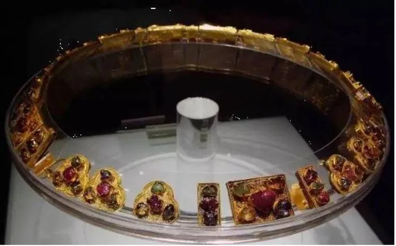 Trong đó, có trang sức khảm đá quý, vàng, bạc và một viên ngọc sapphire nặng 200 carat được xác nhận là lớn nhất được tìm thấy ở Trung Quốc.