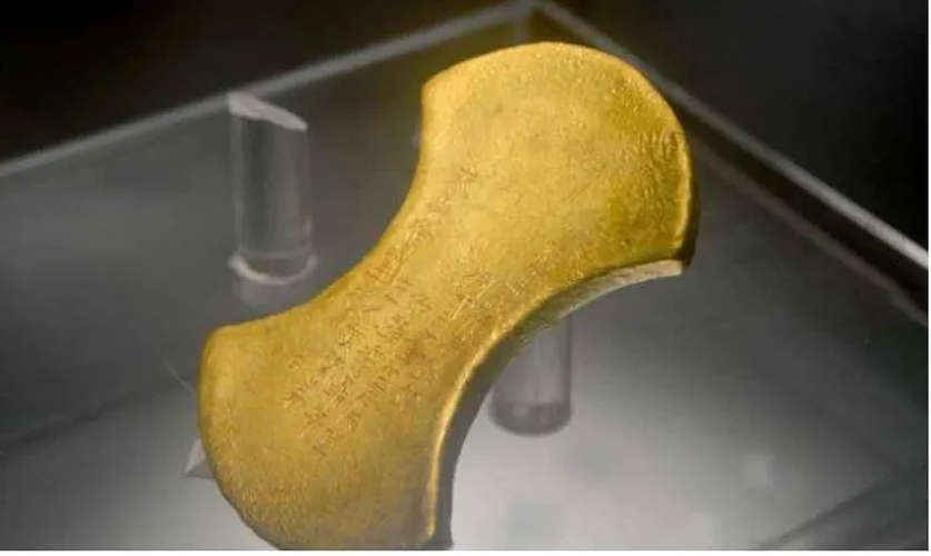 Đồng thời, Lương Trang Vương nhận được các món đồ quý giá từ nhà thám hiểm Trịnh Hòa, người đã thu thập các loại đá quý từ nhiều nơi.