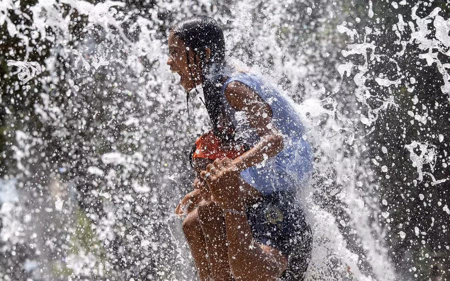 Trong đó, vòm nhiệt thứ nhất đang bao trùm miền Bắc Mexico và miền Nam nước Mỹ. Tại Mexico, nhiệt độ có thể chạm mức 45 độ C ở Baja California, Sonora và giữa mức 40-45 độ C ở Baja California Sur, Chihuahua, Coahuila, Nuevo Leon, Tamauilpas, Campeche…