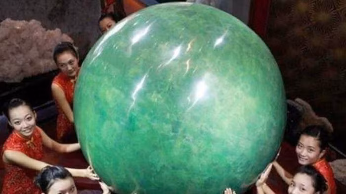 Triệu Xã Lương đã đánh bóng và chạm trổ tỉ mỉ viên đá này trong 3 năm. Kết quả là một viên dạ minh châu có đường kính lên tới 1,6 mét, cực kỳ hiếm có.