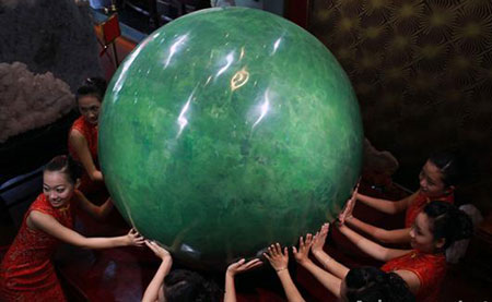 Tuy nhiên, do viên đá quá lớn và đắt đỏ, không ai sẵn sàng mua nó. Vì vậy, Triệu Xã Lương quyết định mở triển lãm trưng bày viên dạ minh châu khổng lồ này tại thành phố Văn Xương, tỉnh Hải Nam, Trung Quốc. Việc này giúp anh trở nên nổi tiếng và kiếm được tiền.