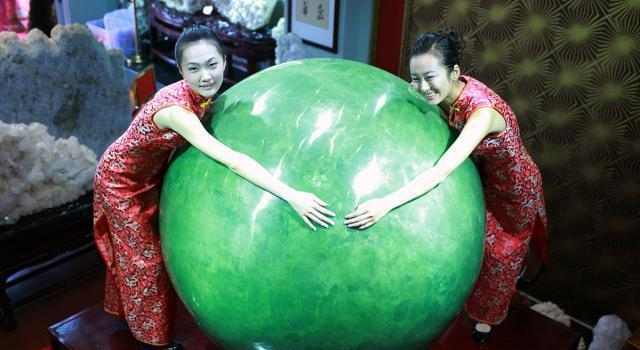 Sau nhiều ngày tìm kiếm, anh và nhóm công nhân của mình đã tìm thấy một viên đá rất lớn, phát ra ánh sáng xanh lá cây. Đào sâu, họ ước tính khối lượng của viên đá lên đến 6 tấn.