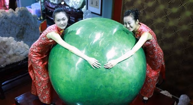 Sau nhiều ngày tìm kiếm, anh và nhóm công nhân của mình đã tìm thấy một viên đá rất lớn, phát ra ánh sáng xanh lá cây. Đào sâu, họ ước tính khối lượng của viên đá lên đến 6 tấn.