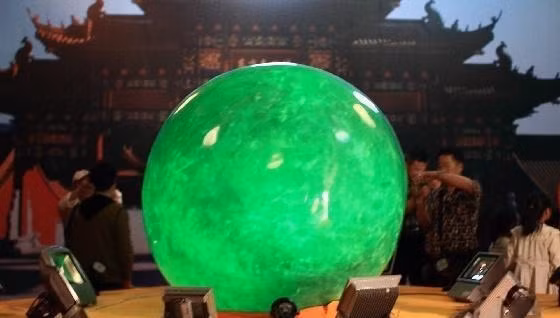 Vào ban đêm, ánh sáng từ viên dạ minh châu chiếu sáng khu vực xung quanh mà không cần thắp đèn, vì vậy nó còn được gọi là "đèn đường."