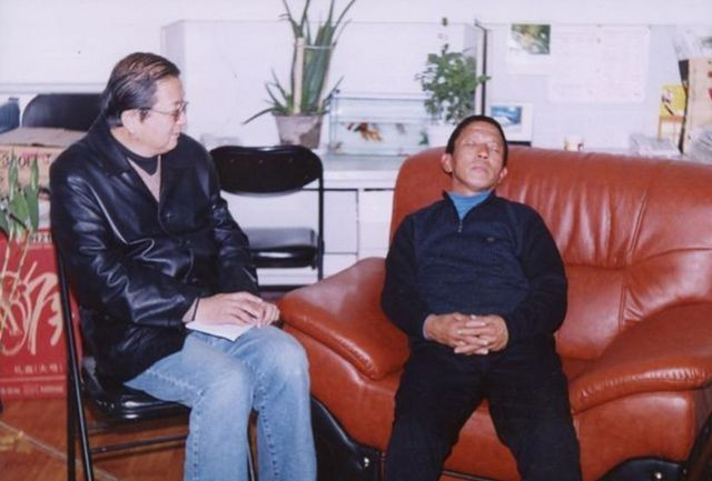 Ông đã lấy cảm hứng từ một tạp chí về UFO và quyết định tạo ra những câu chuyện kỳ quặc.