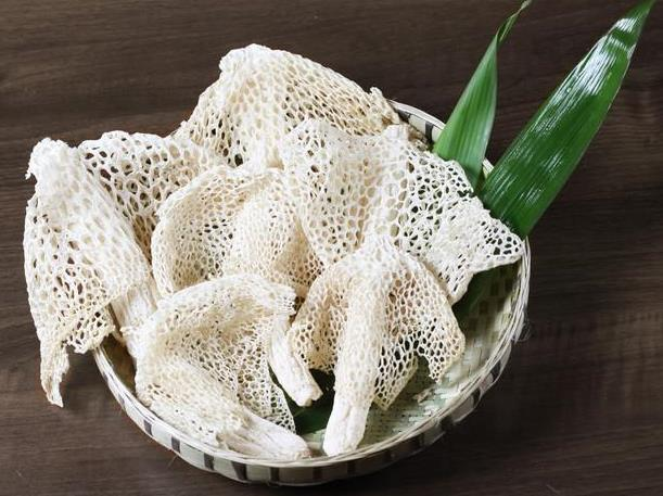 Nếu để quá thời gian 10 tiếng, nấm tre sẽ bị tàn lụi hoặc bị côn trùng, sâu ăn hết do mùi của nấm tre rất lôi cuốn.