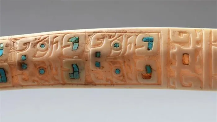 Các ngôi mộ chứa đầy báu vật, bao gồm các bình đồng, đồ gốm tuyệt tác, đồ trang trí khảm ngọc và các hiện vật ngọc bích chạm khắc.