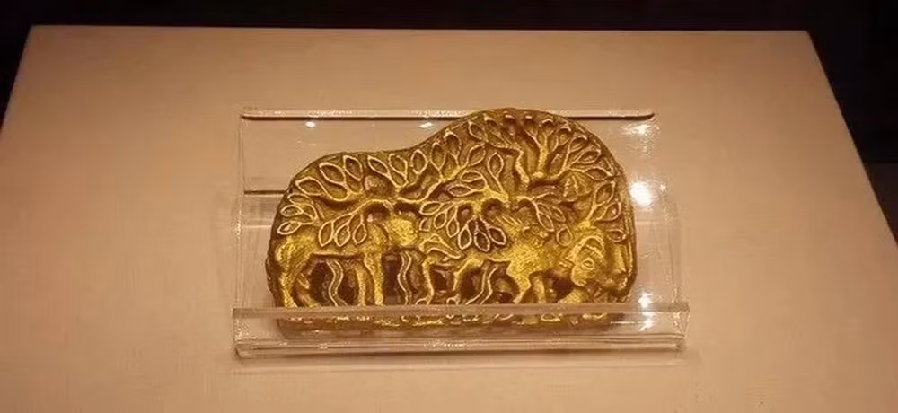 Tưởng rằng đây là một miếng vàng vô giá, ông đã đem nó đi định giá tại một tiệm vàng lớn.