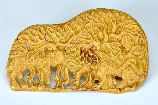 Tuy nhiên, ông chủ tiệm vàng cho rằng miếng vàng này có vẻ giống một di vật văn hóa, do đó khuyên Mã Thiên Phúc nên tìm các chuyên gia khảo cổ để xác định giá trị của nó.