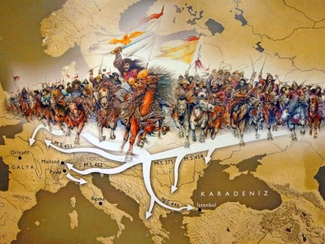 Miếng vàng này có hoa văn độc đáo và tinh xảo, với hình ảnh một con sói đang đuổi và cắn một con bò, phản ánh quy luật tự nhiên.