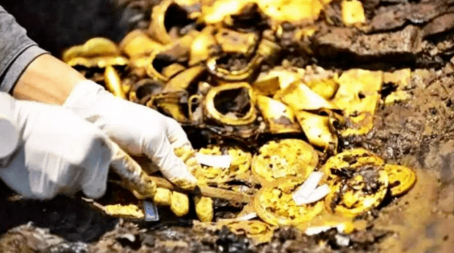 Sau khi được các chuyên gia khảo cổ xác nhận, miếng vàng này thực chất là một di vật văn hóa được chôn dưới lòng đất, không phải là một miếng vàng thông thường.