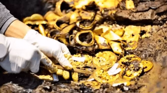 Sau khi được các chuyên gia khảo cổ xác nhận, miếng vàng này thực chất là một di vật văn hóa được chôn dưới lòng đất, không phải là một miếng vàng thông thường.