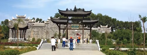 Mỗi năm vào cuối mùa thu, cây cối xung quanh lăng mộ úa vàng, khô héo, nhưng cỏ xanh vẫn bao phủ lăng mộ của Vương Chiêu Quân, tạo nên cái tên "Thanh Chủng".