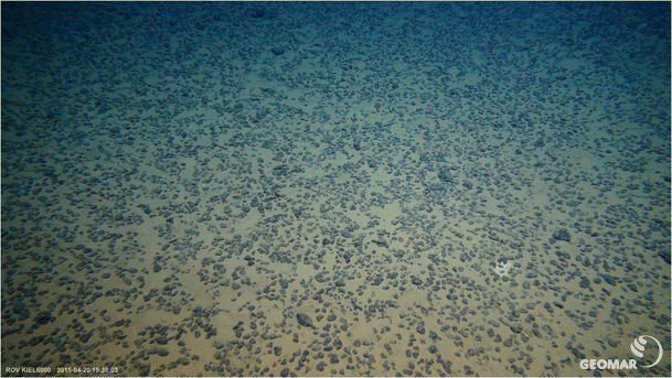 Điều này đòi hỏi mở rộng hoạt động khai thác và xử lý các kim loại như nickel với quy mô lớn.