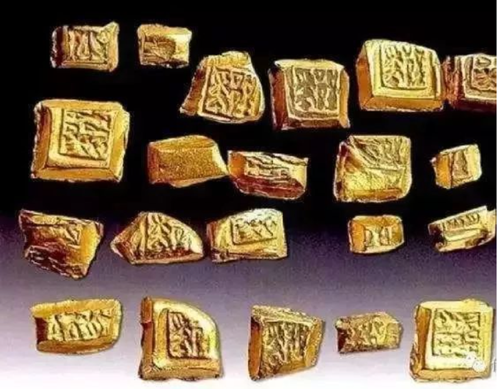 Vật thể này đã thu hút sự chú ý của cảnh sát và lan truyền nhanh chóng trong làng. Sau khi được xác định là vàng, người dân đổ xô đến khu vực để tìm kiếm thêm.