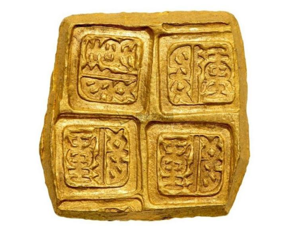 Vào tháng 4/2007, bốn học sinh tiểu học từ làng Hữu Nghị ở thành phố Diêm Thành, Trung Quốc, đã tìm thấy một vật thể lạ màu vàng được cho là tiền vàng cổ thời Chiến quốc khi trốn học đi bắt cá.