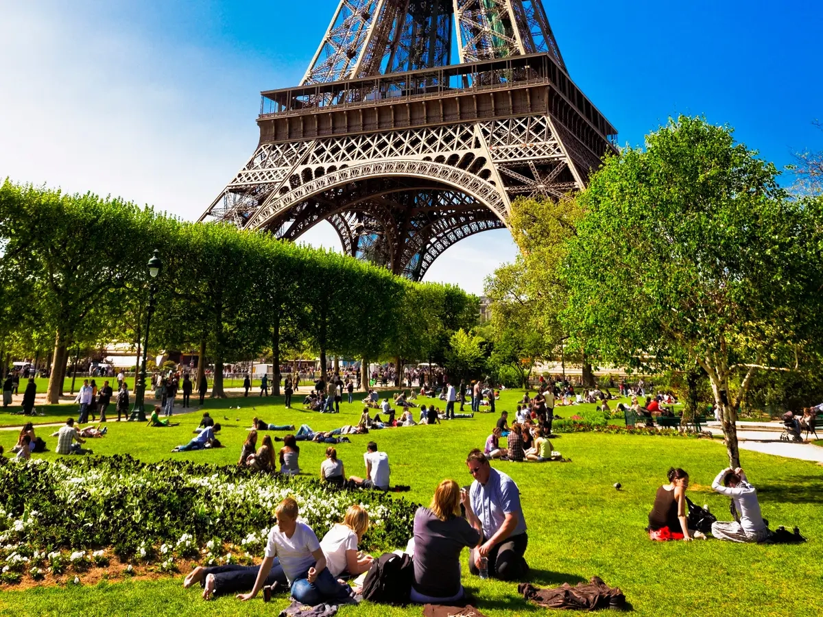 1. Tháp Eiffel ở thủ đô Paris, Pháp là công trình mang tính biểu tượng nổi tiếng thế giới. Nơi đây đón khách tham quan từ năm 1889. Từ đó đến nay, hàng triệu du khách khi ghé thăm thủ đô Paris hoa lệ thường không thể bỏ qua tháp Eiffel.